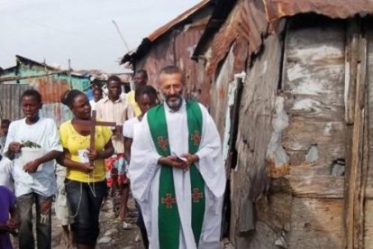 El padre Carraro hace misión en un lugar al que nadie entra si no es para drogarse