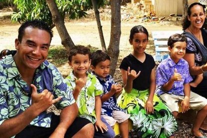 Dallas, Monica y sus cinco hijos son una familia católica de Hawai.