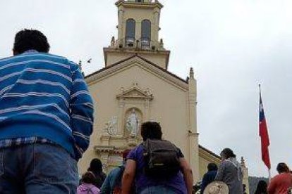Peregrinos ante el santuario mariano chileno de Lo Vásquez - la devoción popular sigue fuerte, pero hay mucha desconfianza hacia el clero y la jerarquía