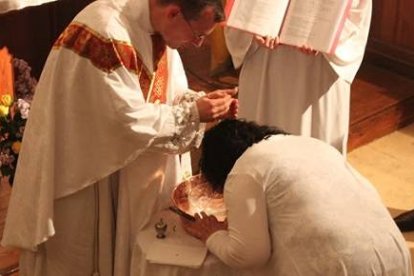 Cada año decenas de personas provenientes del islam se bautizan durante la Vigilia Pascual en Francia / Foto referencial