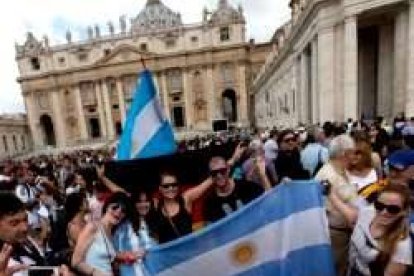 Peregrinos argentinos en la Plaza de San Pedro del Vaticano