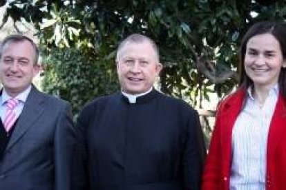 Jorge López, el padre Eduardo Robles y Gloria Rodríguez, miembros de la directiva de Regnum Christi