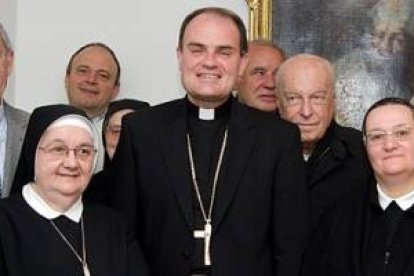 Irene Zanfino, la primera por la derecha, que se salvó milagrosamente en 1967, con todo el equipo de la investigación canónica de la diócesis de Bolzano, en Italia