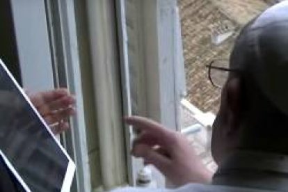 El Papa, con una tablet, animó a todos a descargar la aplicación ClickToPray, que permite una rutina de orar 3 veces al día, o hacerlo en red con otros