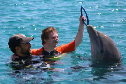 Tim disfrutaba en el agua con los delfines, como parte de una terapia muy eficaz en el caso de niños con autismo.