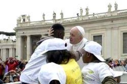 El Papa, antes de finalizar sus catequesis sobre el Padrenuestro, invitó a subir al Papamóvil a chicos llegados de Libia a través de un corredor humanitario