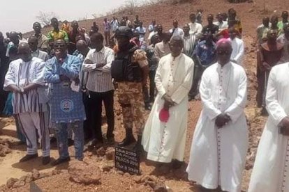 Autoridades políticas y religiosas en el funeral de los mártires de Dablo, que fueron asesinados por yihadistas el domingo 12 de mayo cuando estaban en misa