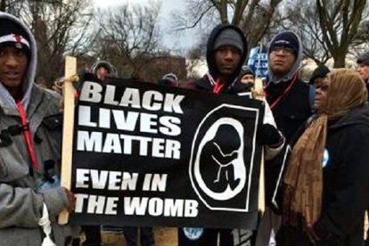 «Las vidas negras importan. También en el vientre materno», reza la pancarta, exhibida en la Marcha por la Vida de Washington de 2015.