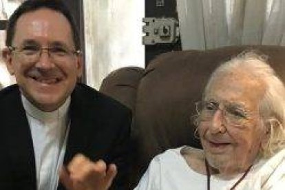 Ernesto Cardenal, de 94 años, con el Nuncio papal en Nicaragua, monseñor Sommertag