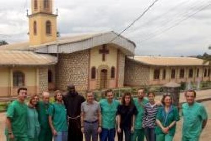 Médicos de la Asociación de Amigos de Bamenda en Camerún... pero con la violencia las Siervas de María necesitan una ambulancia médica con urgencia