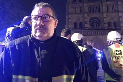 El padre Fournier, considerado un héroe para los parisinos, es el capellán del Cuerpo de Bomberos de París