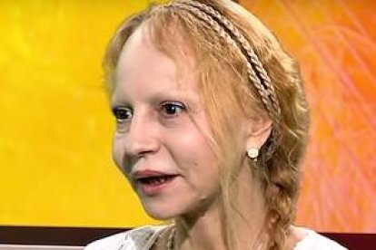 Véronique Lévy, de origen judío, fue bautizada en 2012 en la catedral de Notre Dame de París, con la asistencia de su hermano, Bernard-Henri Lévy.