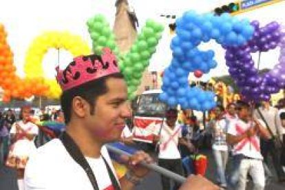 La ideología de género, como el Emperador del cuento del Traje Nuevo del Emperador, está desnuda de razones, aunque saque gente a las calles