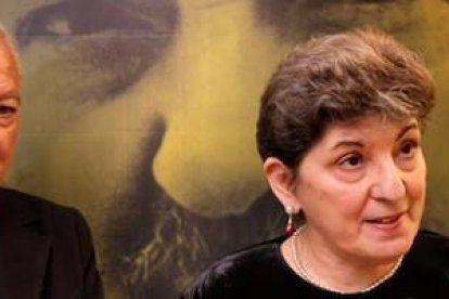 Elia Stelluto, fotógrafo personal del Padre Pío y su monaguillo cuando niños, y su hermana María, hija espiritual del santo, muestran su agradecimiento a José María Zavala y Paloma Fernández-Gasset, de Forgione Films, por ofrecer esta película.