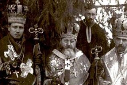 Con corona los obispos grecocatólicos Hossu, Frentiu, Nicolescu y Rusu... la persecución comunista fue tenaz y cruel