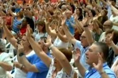 Así es la oración  en la Asamblea de la Renovación Carismática Católica en Alcobendas