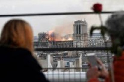 El incendio de Notre Dame ha sido tratado por la BBC sin imágenes de oraciones, de liturgia ni alusiones a nada cristiano... como si fuera un castillo o edificio antiguo vacío