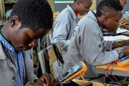 Los estudiantes reciben experiencia práctica en los talleres de electrónica del JRS en Kampala, Uganda