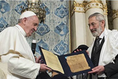 El Papa Francisco en la Sinagoga de Roma con el Rabino Jefe Segni, en enero de 2016