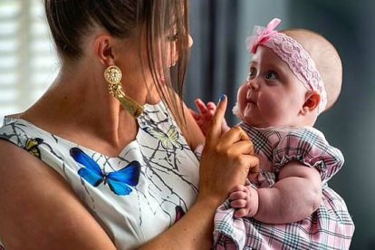 Natalie con su hija Mirabelle: le salvó la vida, literalmente, diez veces. Hoy se miran y son felices. Ambas. Ésa es su «calidad de vida». Foto: SWNS / Daily Mail.