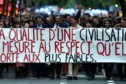 Manifestación de este lunes en París, encabezada por el abogado Jean Paillot, para pedir que se respete la vida de Jean Lambert: «La calidad de una civilización se mide por el respeto que muestra hacia los más débiles», dice la pancarta..