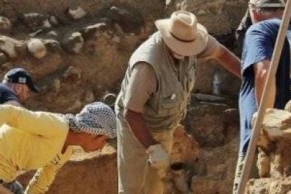 Excavaciones en Tall el Hamman, al norte del Mar Muerto... hubo ciudades y cultivos fértiles y en el 1.700 a.C. todo se hundió y las tierras se hicieron tóxicas