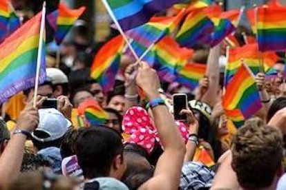 A pesar del carácter masivo de algunas de las concentraciones que convoca, el verdadero poder del lobby LGBT no está en la calle, sino en los despachos.