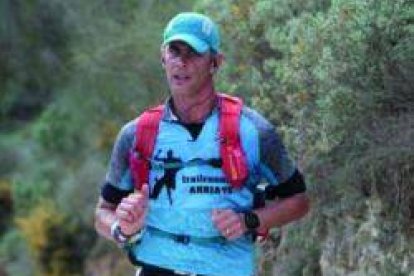 Rafael Caro es el párroco de un pueblo grande de Málaga... y un veterano corredor de triatlones