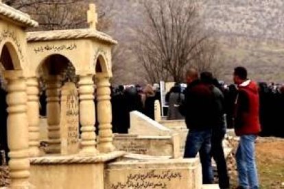 Funeral cristiano en el Valle de Nahla, en la frontera de Irak con Turquía, donde los turcos bombardean aldeas cristianas