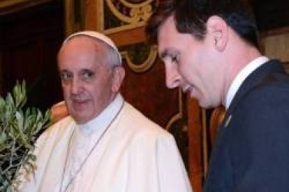 El Papa Francisco y Messi en una foto de su encuentro en 2013, cuando el futbolista le regaló un pequeño olivo al Pontífice