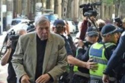 El cardenal Pell, rodeado de prensa y policía... insiste en que es inocente y va a presentar un recurso contra su condena, todo depende de un solo acusador