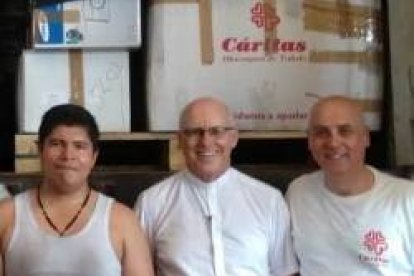 Voluntarios de Cáritas Toledo antes de cerrar el contenedor que envían a Siria con 7.000 kilos de ayuda