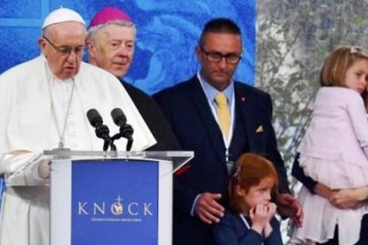 Davide, junto a su mujer y sus hijos durante la visita del Papa a Irlanda, concretamente al santuario de Knock, en 2018