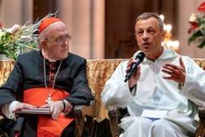 El cardenal arzobispo de Madrid, Carlos Osoro, junto al hermano Alois Löser, prior de la comunidad de Taizé, este sábado en la catedral de La Almudena. Foto: Wiesia Klemens / Archimadrid.