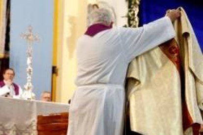 El féretro con los restos del misionero andaluz en el funeral en Pozoblanco, con parientes, amigos, paisanos y compañeros sacerdotes