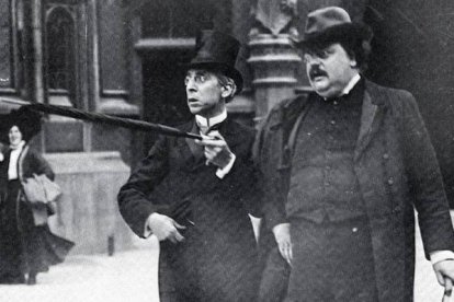 Chesterton sale del Parlamento junto al escritor judío y sionista Israel Zangwill, con quien mantenía una buena relación.