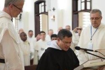 Gerard Francisco Timoner, nuevo superior de los dominicos, de rodillas reza la Profesión de Fe