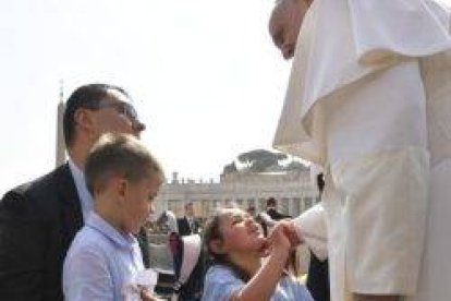 El Papa saluda a niños enfermos en la Plaza de San Pedro - pide expresar perdón y amor con gestos de ternura
