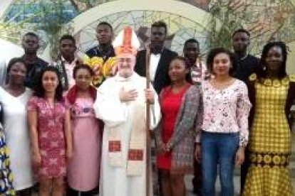 El arzobispo de Rabat, Cristóbal López, con parroquianos de su diócesis, que son en su mayoría estudiantes e inmigrantes subsaharianos