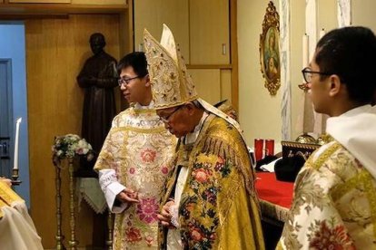El cardenal Zen se prepara para decir misa tradicional en Hong Kong.