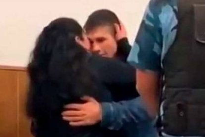 La imagen de la madre del asesinado acercándose al asesino para perdonarle ha dado la vuelta al mundo