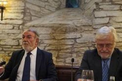 Jaime Mayor Oreja estuvo acompañado en la presentación por el catedrático Agustín Dosil