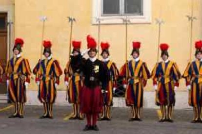 El Papa Francisco pasa ante la Guardia Suiza... con tres documentos ha reestructurado la forma de combatir contra abusos a menores en el Vaticano