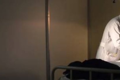 Un sacerdote atiende un enfermo en plena noche en el Servicio Sacerdotal de Urgencia... el servicio incluye también muchos ayudantes laicos