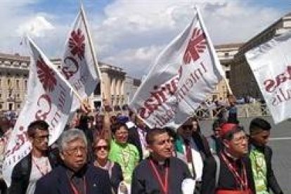 El cardenal Tagle y los delegados de Cáritas de todo el mundo acuden a la Plaza de San Pedro para la audiencia del miércoles con el Papa