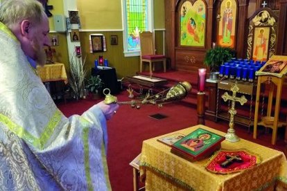 El padre Eyman inciensa el icono de "La Copa Inagotable"