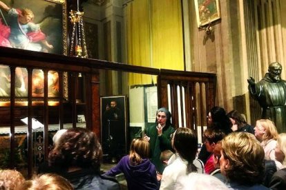 Contemplar las bellezas sagradas ofrece a las «monjas verdes» una ocasión perfecta para hablar a los turistas sobre el amor de Dios.