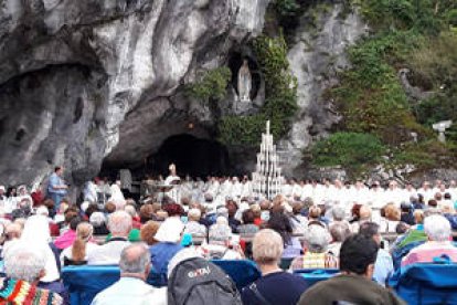 Los presos que acudieron a la peregrinación a Lourdes tuvieron momentos también de encuentro con la Virgen