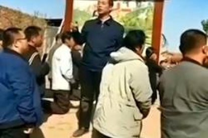 Un momento de la protesta de un grupo de católicos chinos ante el cierre de su iglesia por el gobierno.