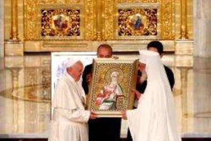 Francisco con el Patriarca Daniel, cabeza de la Iglesia Ortodoxa Rumana, en el rezo del Padrenuestro en la catedral de Bucarest